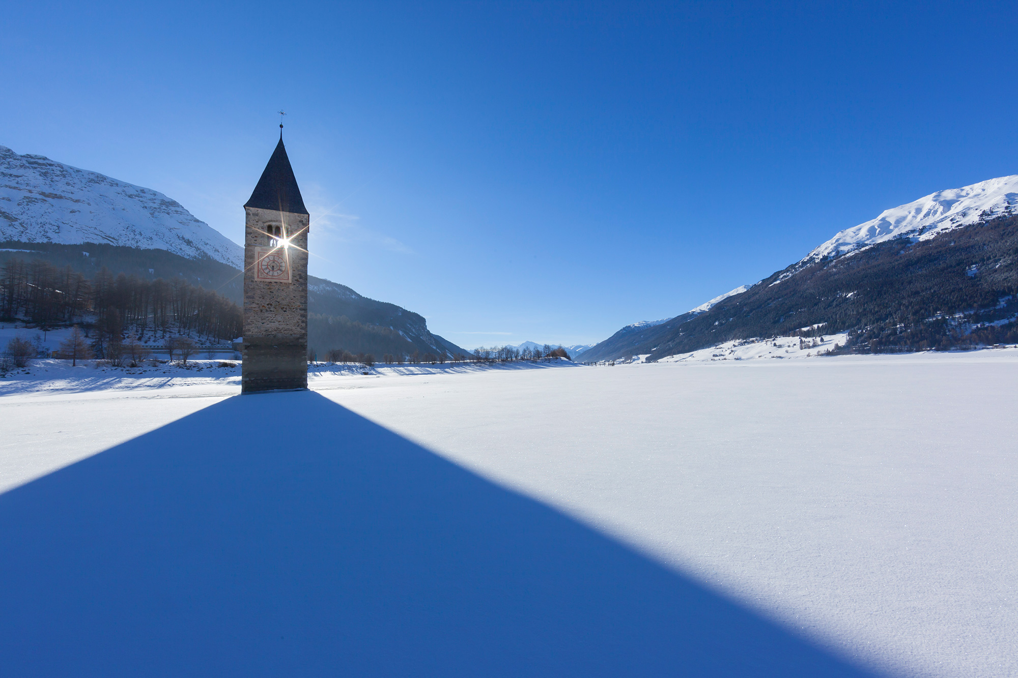 Reschensee mit Kirchturm im Winter