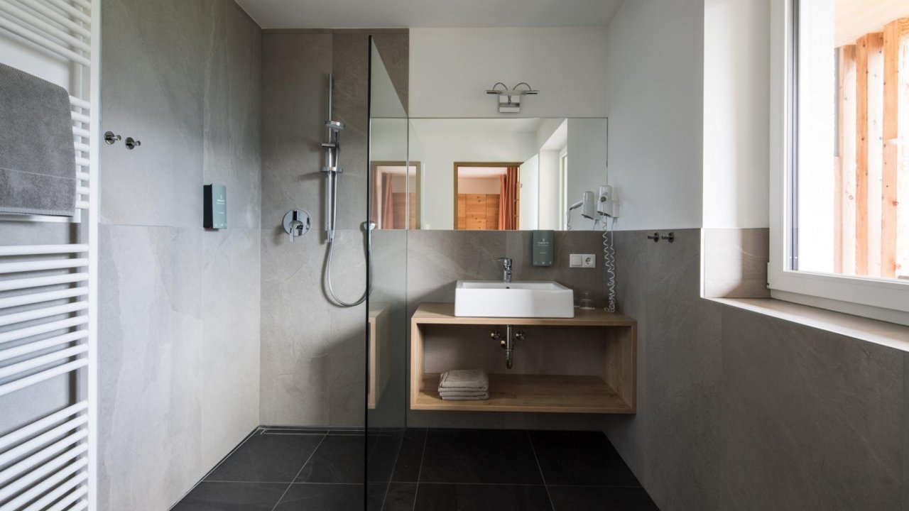 Bad mit Dusche im Doppelzimmer Komfort - Hotel Burgaunerhof