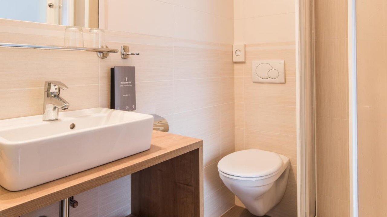 Bad mit Dusche im Doppelzimmer Auszeit - Hotel Burgaunerhof