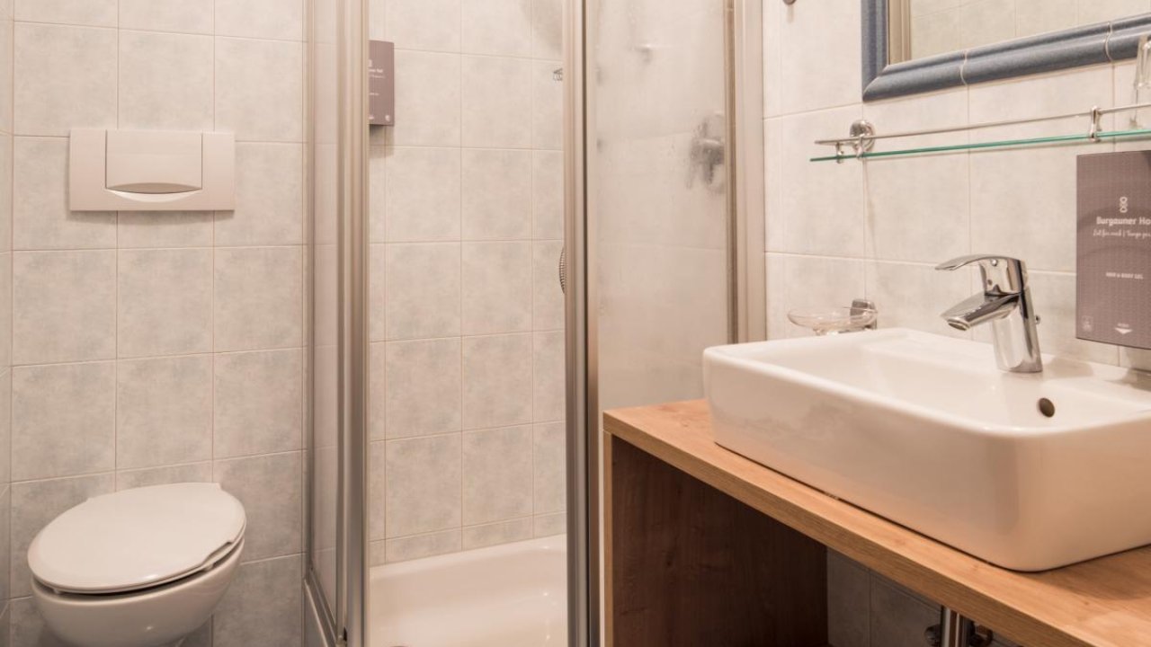 Bad mit Dusche im Einzelzimmer Augenblick - Hotel Burgaunerhof