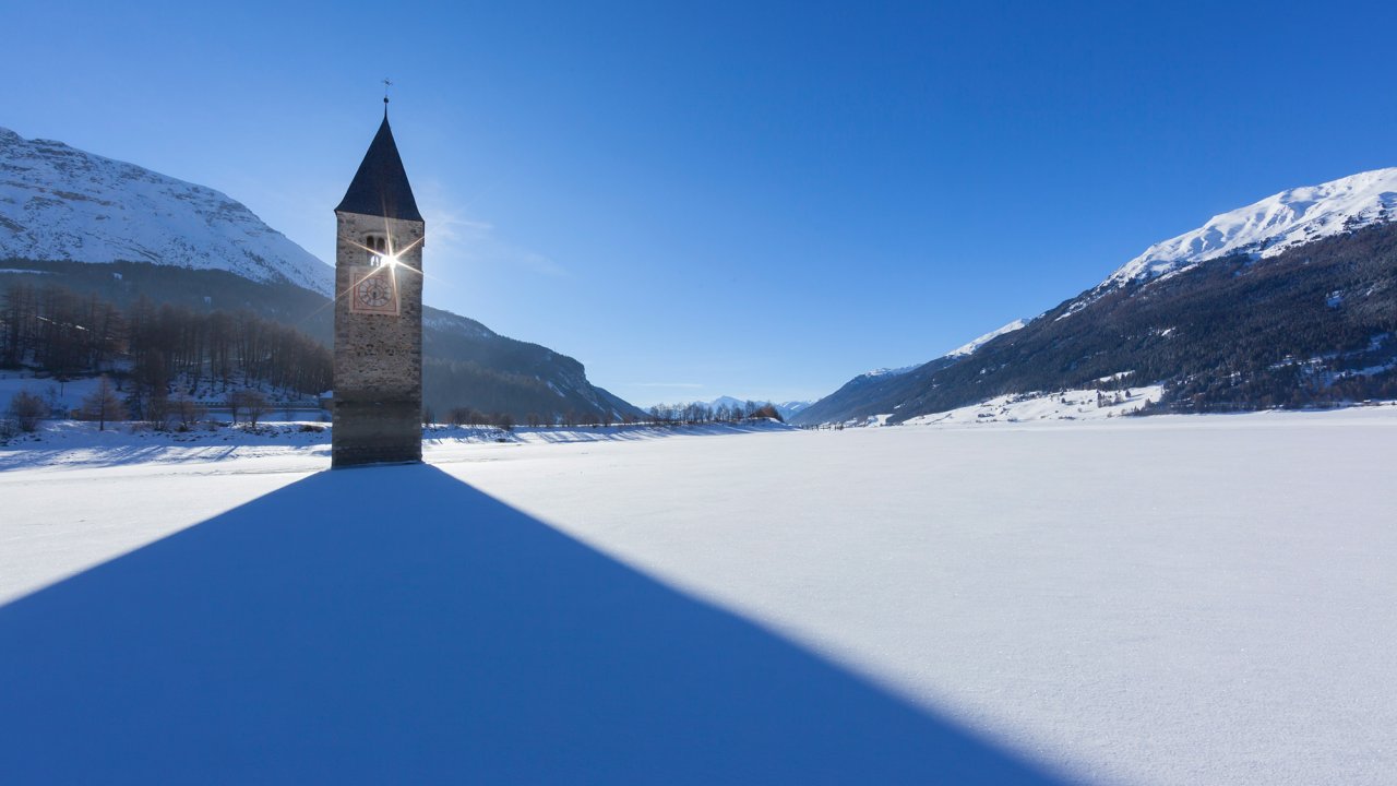 Reschensee mit Kirchturm im Winter
