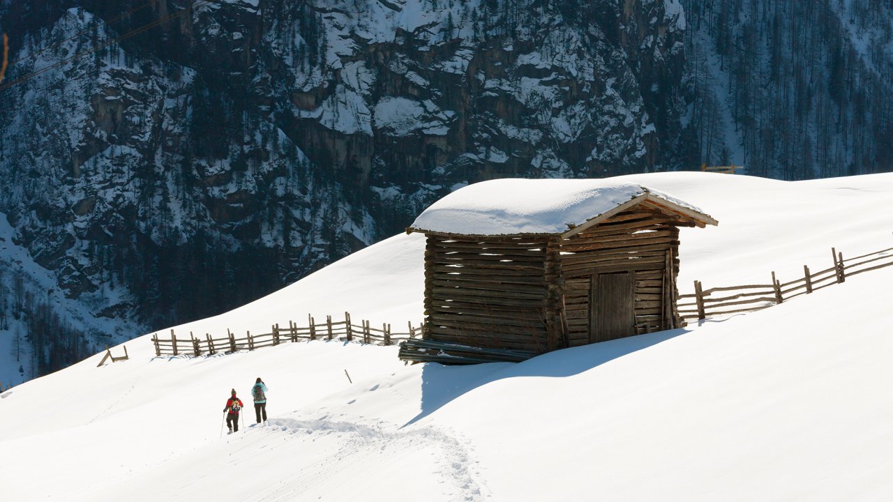 Schneeschuhwandern im verschneiten Südtirol