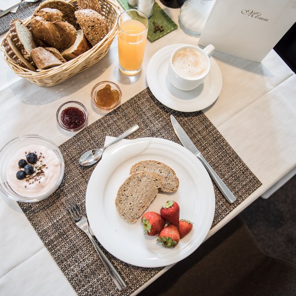 Frühstück am Tisch im Hotel Burgaunerhof