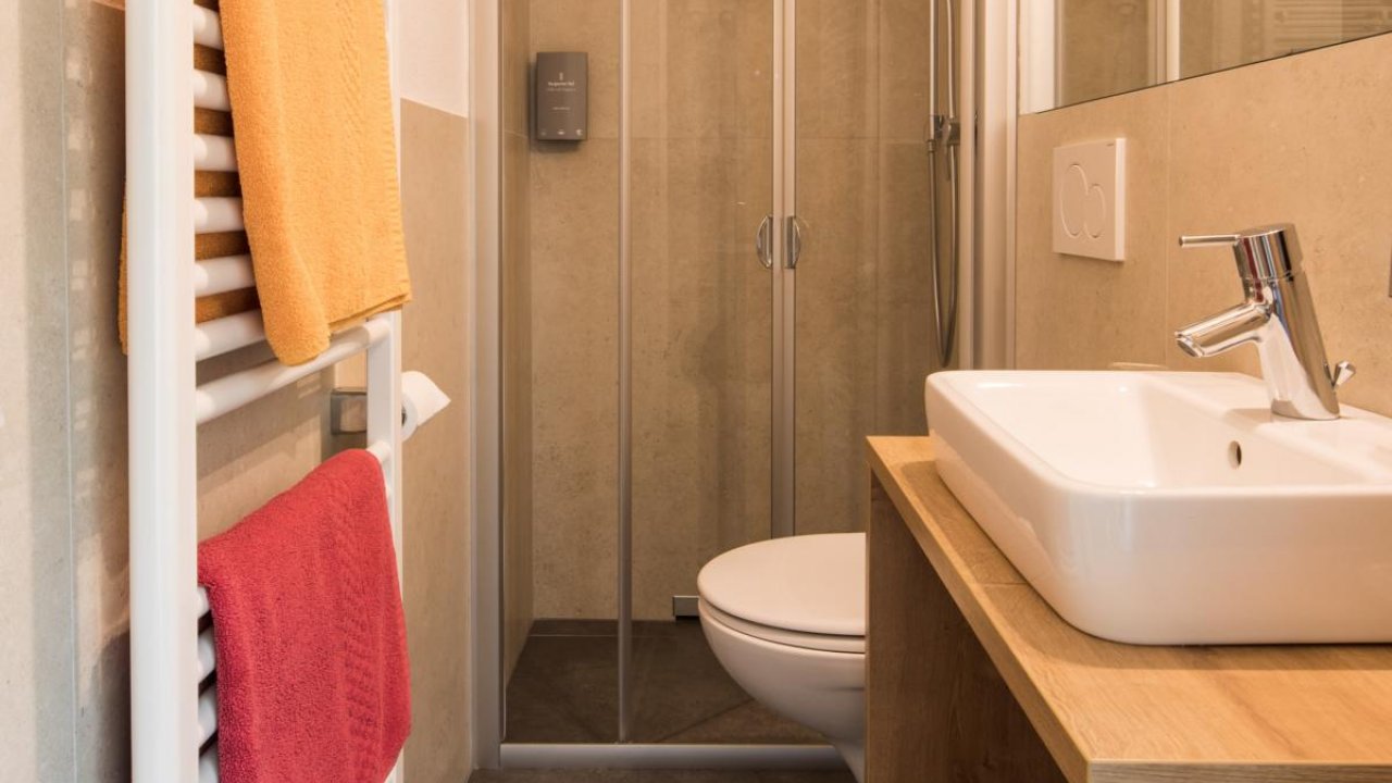 Bad mit Dusche im Doppelzimmer Sanduhr - Hotel Burgaunerhof